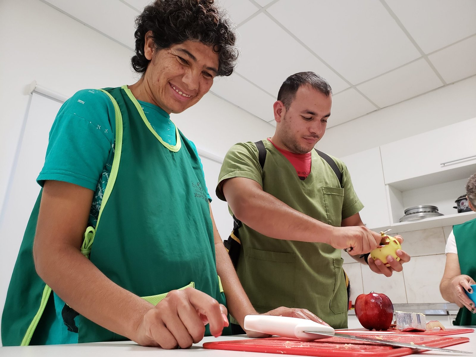 Concurrentes del Centro de Día cocinando junto a un profesional